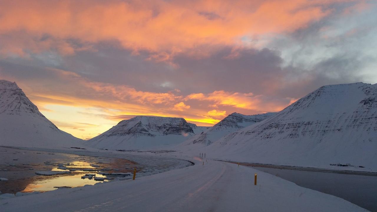 Holt Inn Flateyri Bagian luar foto